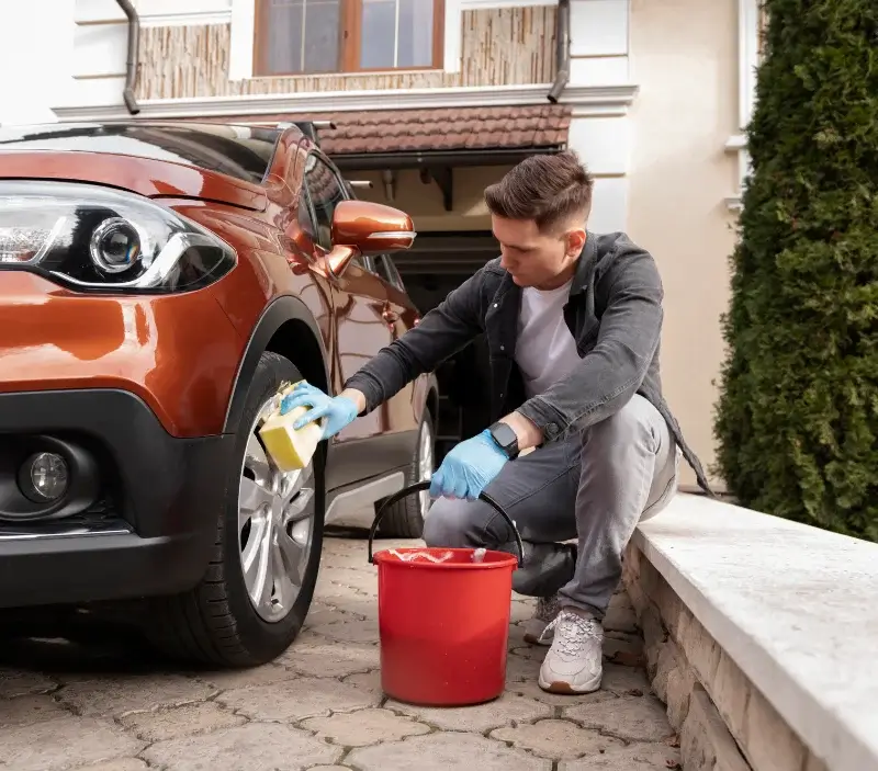 Lavage auto à domicile La Chevrolière : professionnel intervenant sur un véhicule